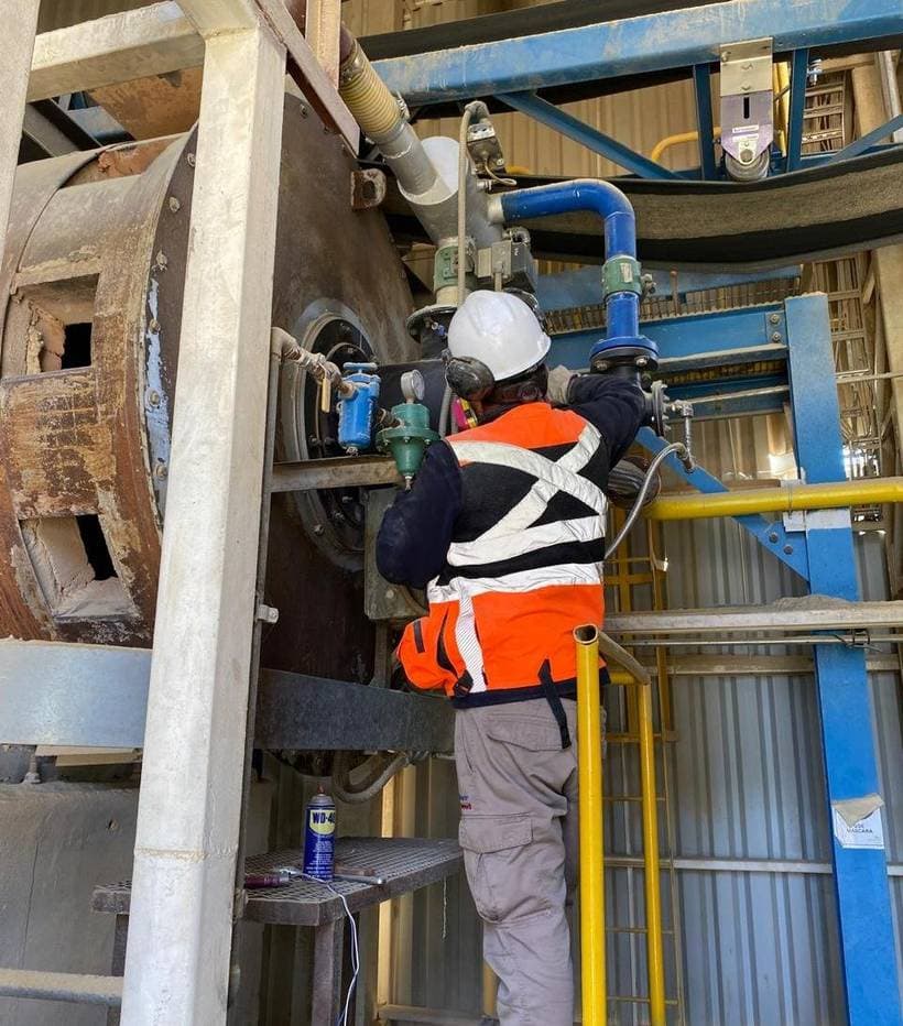 Técnico trabajando en un sistema de combustión industrial