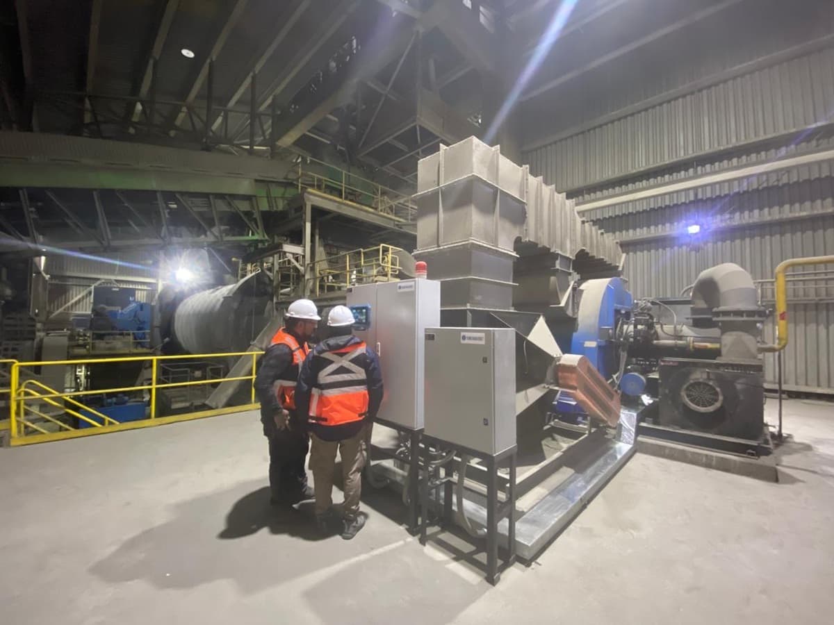 Técnicos trabajando en tablero de control industrial